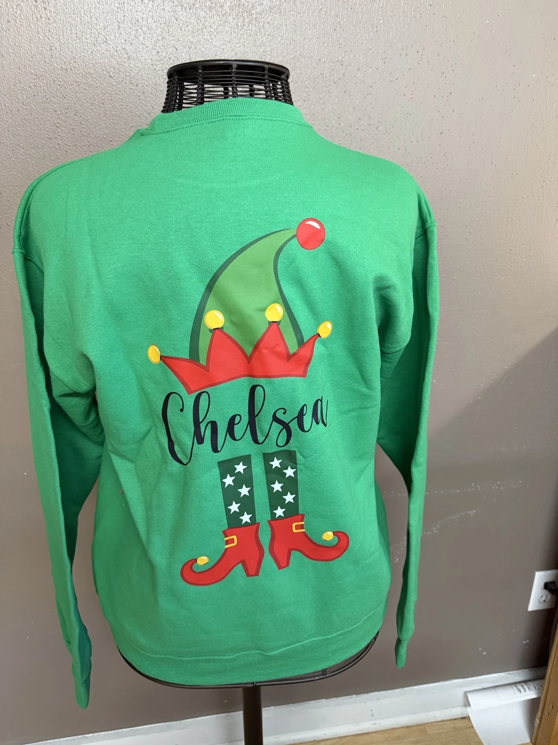Green personalized Chelsea shirt with an elf hat and boots